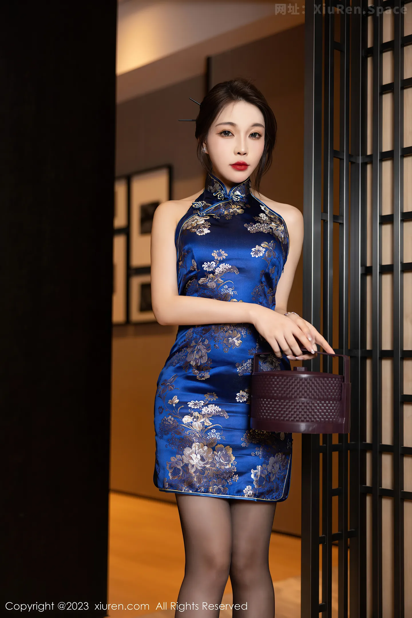 图片[2]-[XiuRen秀人网]VOL.7453 女神徐莉芝Booty蓝色旗袍服饰+黑色情趣服秀曼妙身姿诱惑写真91P-秀人网官方网站